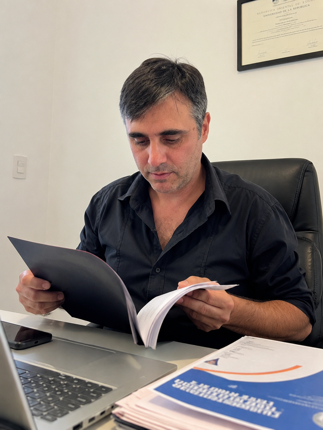 Héctor Mottola revisando documentación